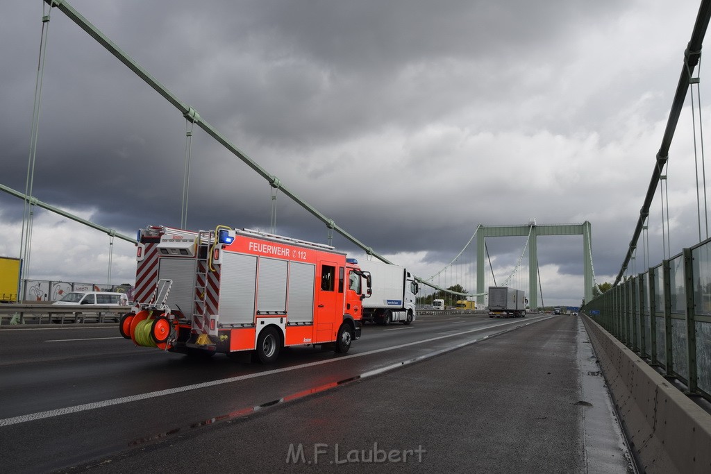 Schwerer LKW VU PKlemm A 4 Rich Olpe auf der Rodenkirchener Bruecke P165.JPG - Miklos Laubert